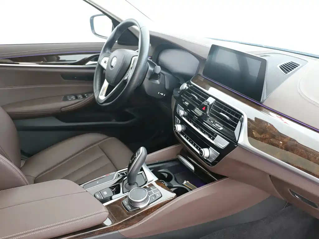 BMW 5 Series — миниатюра 11