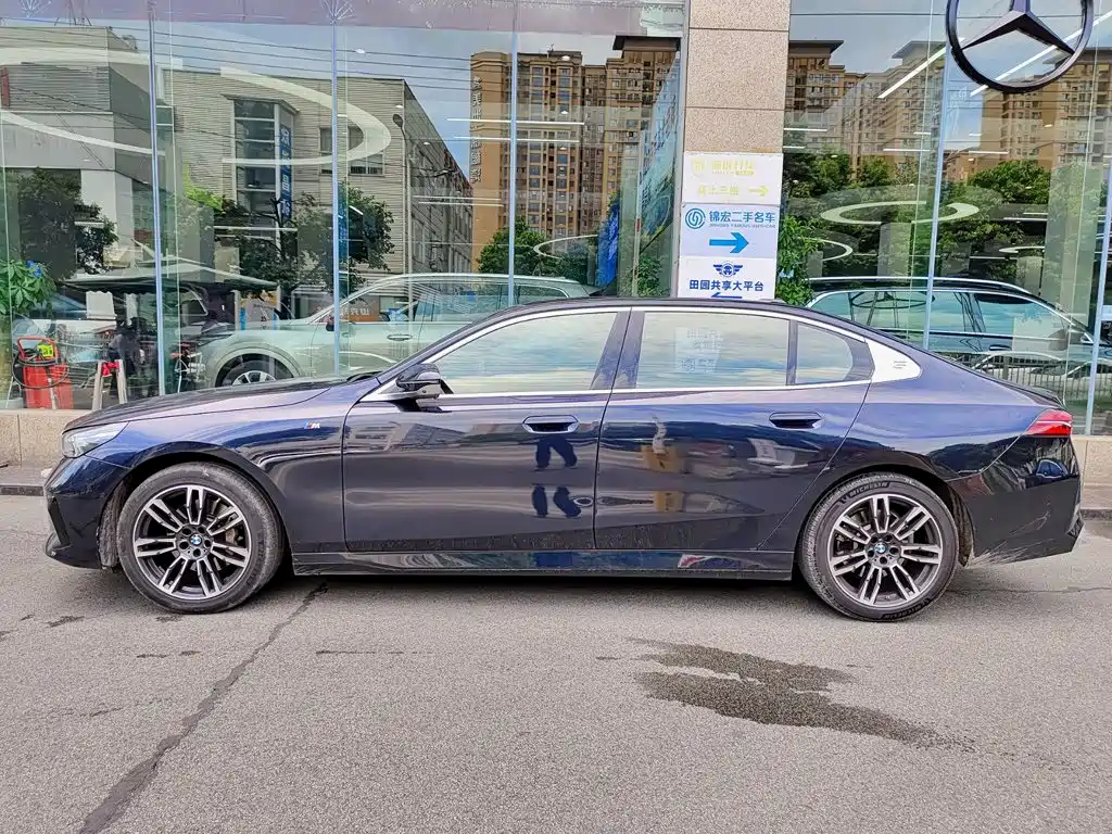 BMW 5 Series — миниатюра 3