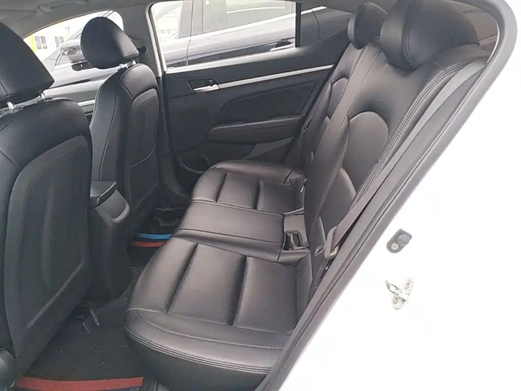 Hyundai Elantra — миниатюра 17