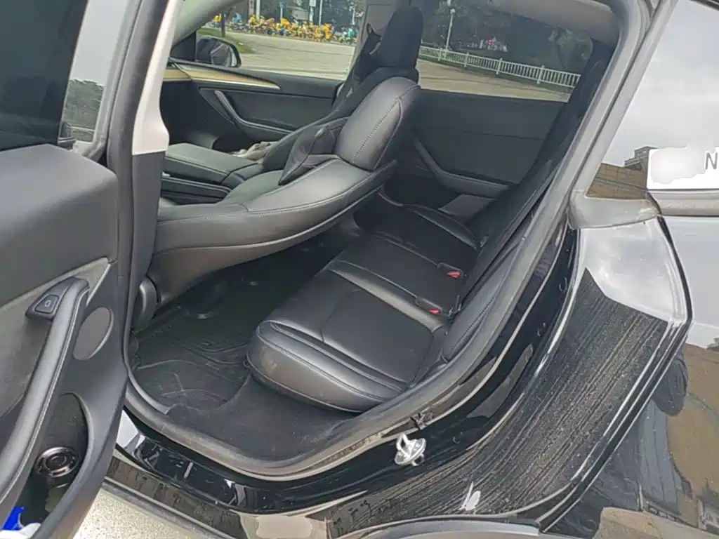 Tesla Model Y — миниатюра 17