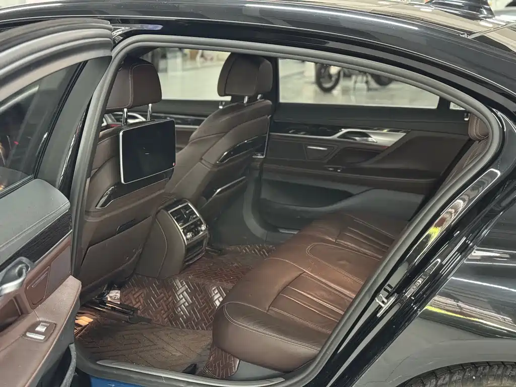 BMW 7 Series — миниатюра 5
