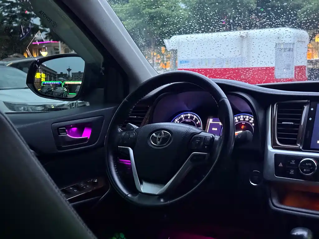 Toyota Highlander 2018 2.0T Luxury 7 мест V