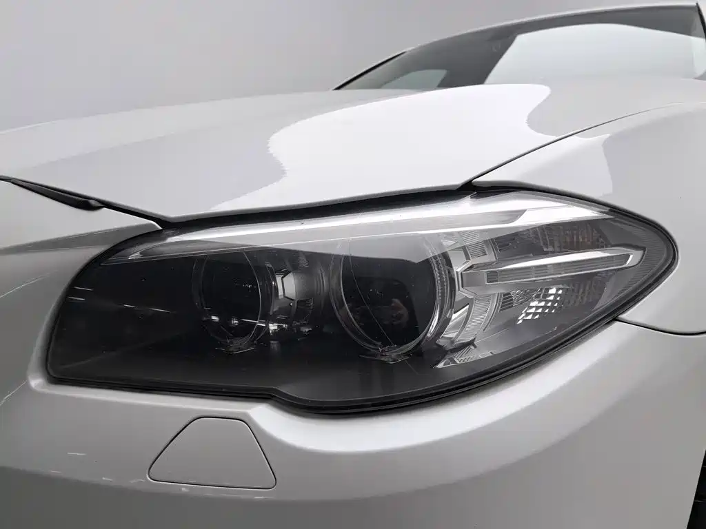 BMW 5 Series — миниатюра 7