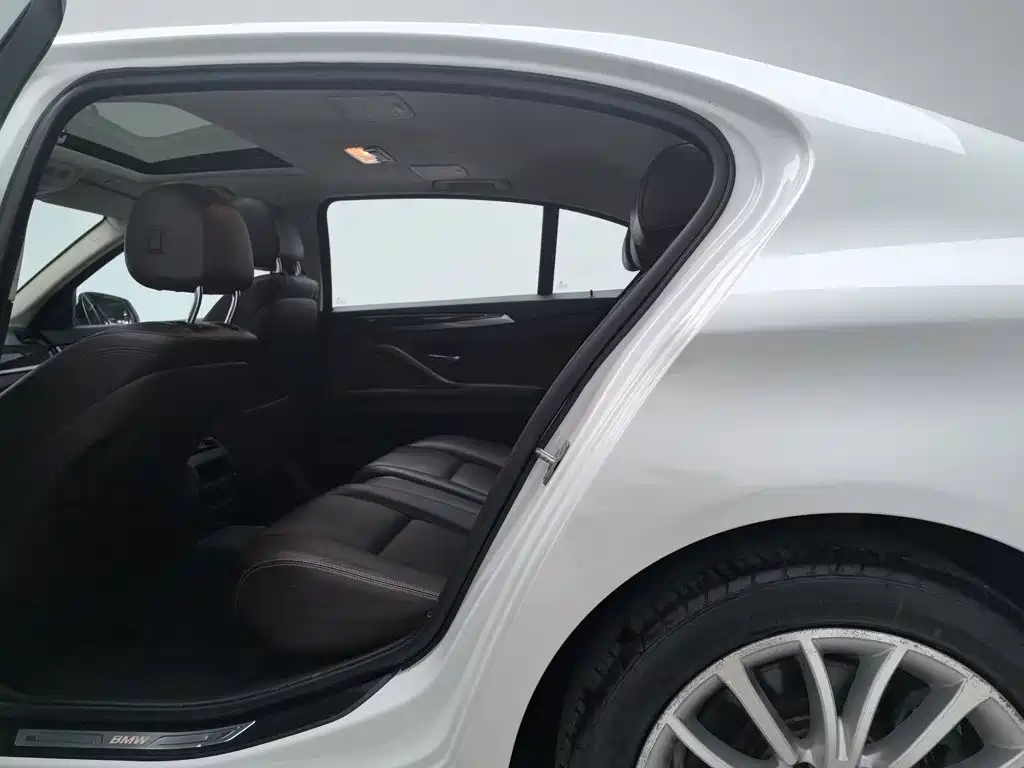 BMW 5 Series — миниатюра 15