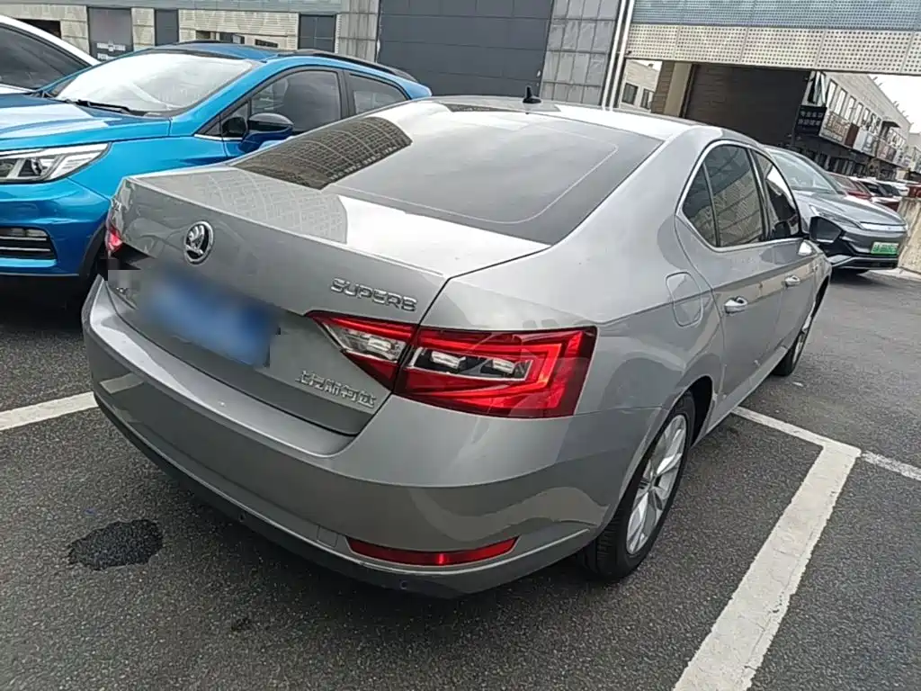 Skoda Superb — миниатюра 7