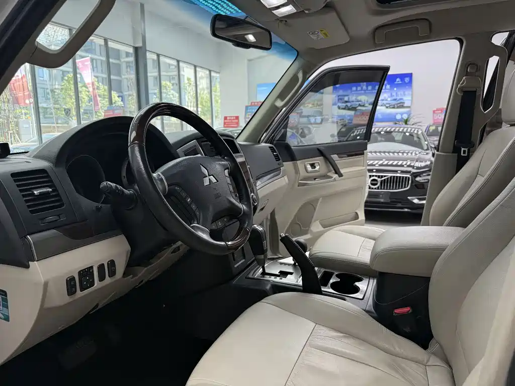 Mitsubishi Pajero (Import) — миниатюра 8