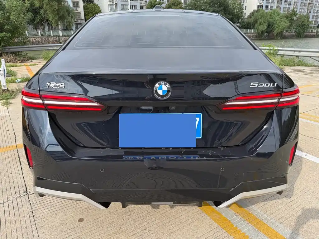 BMW 5 Series — миниатюра 3