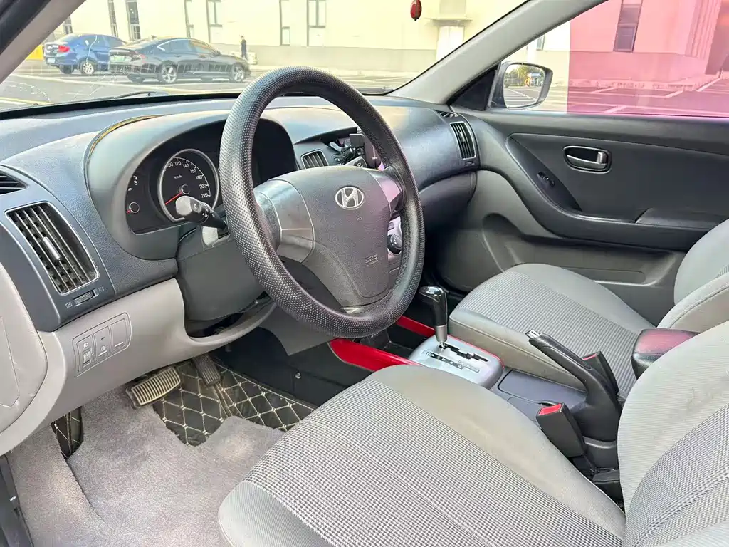 Hyundai Elantra — миниатюра 8