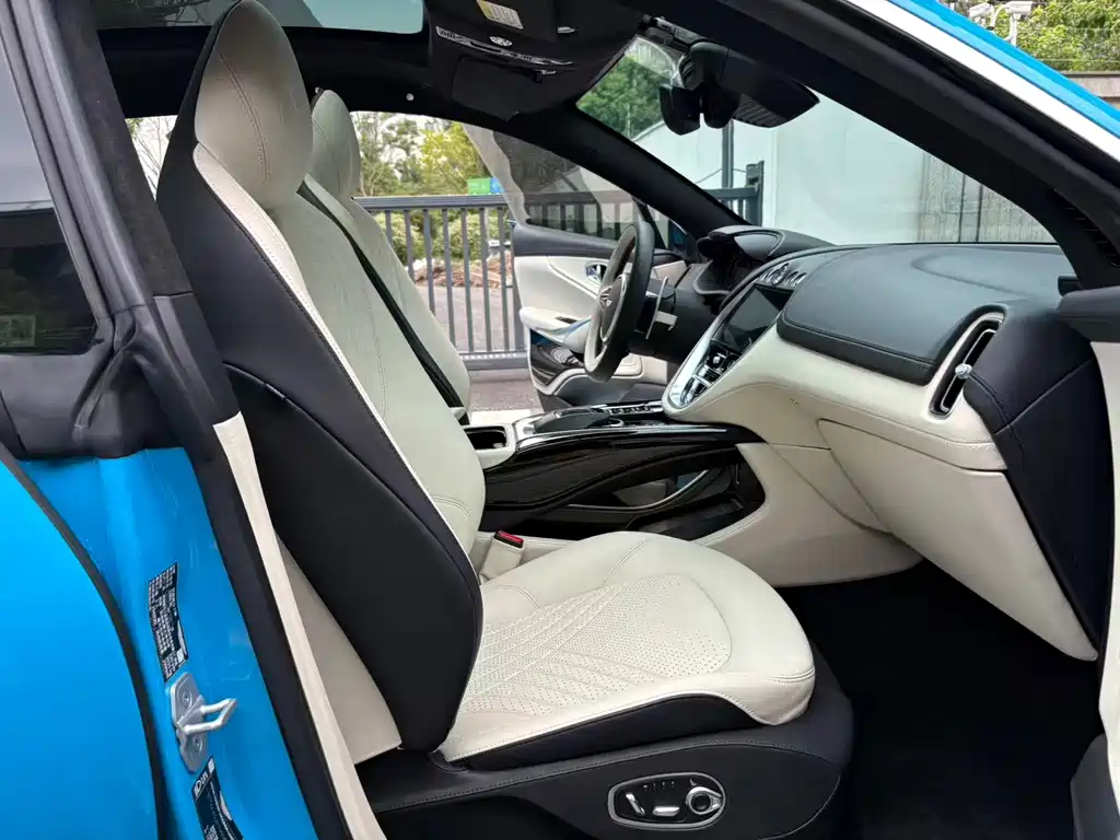 Aston Martin DBX — миниатюра 16