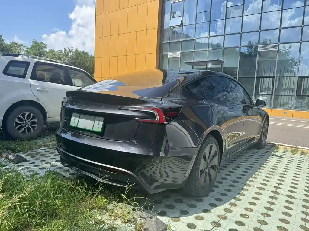 Tesla Model 3 — миниатюра 9