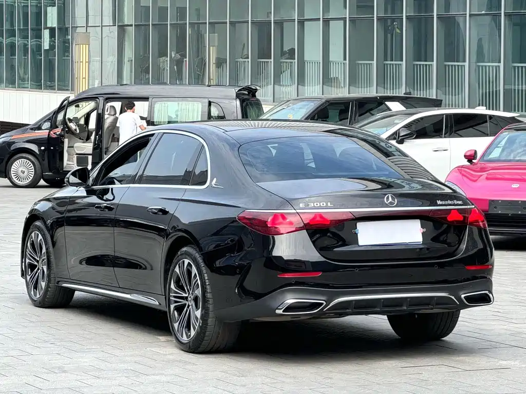Mercedes-Benz E-Class — миниатюра 9