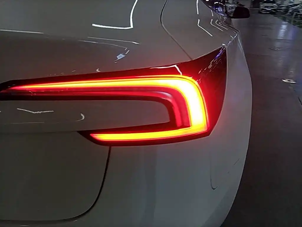 Tesla Model 3 — миниатюра 8