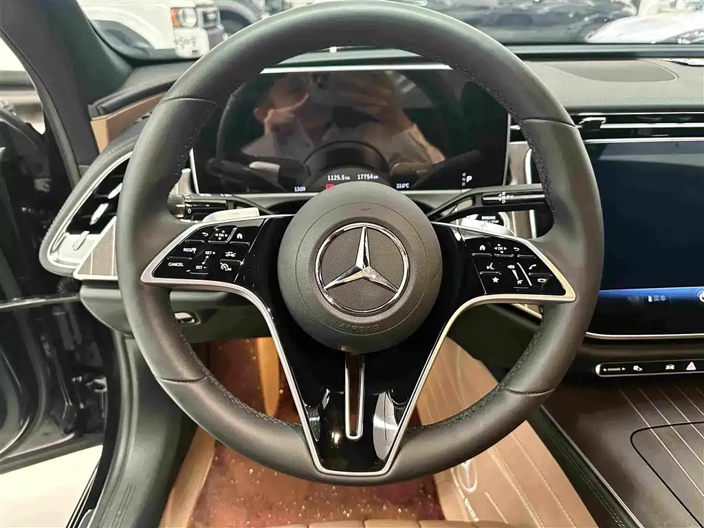 Mercedes-Benz E-Class — миниатюра 8