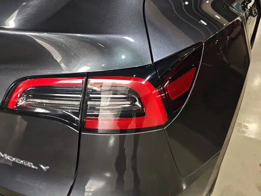 Tesla Model Y — миниатюра 8