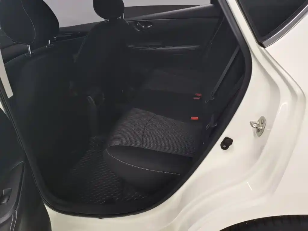 Nissan Tiida — миниатюра 17