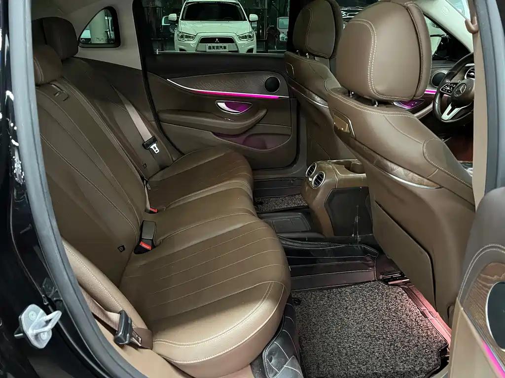 Mercedes-Benz E-Class — миниатюра 7