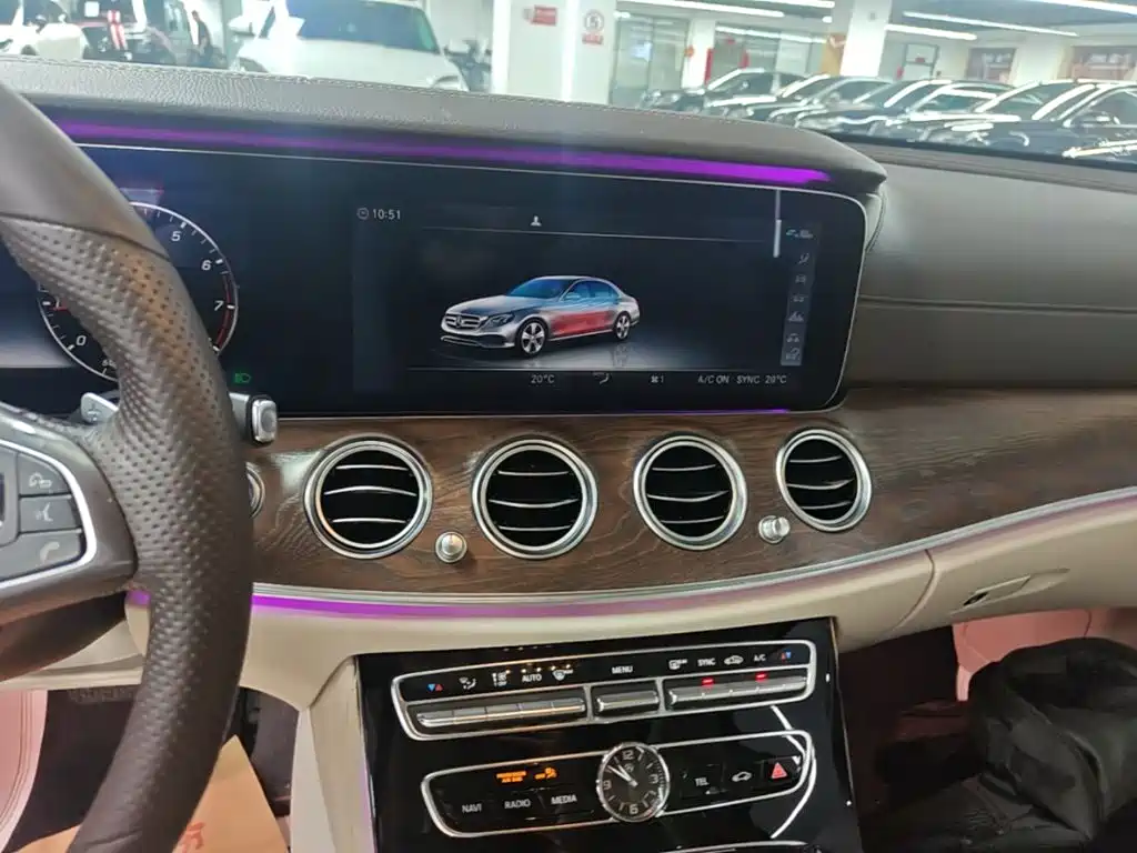 Mercedes-Benz E-Class — миниатюра 13