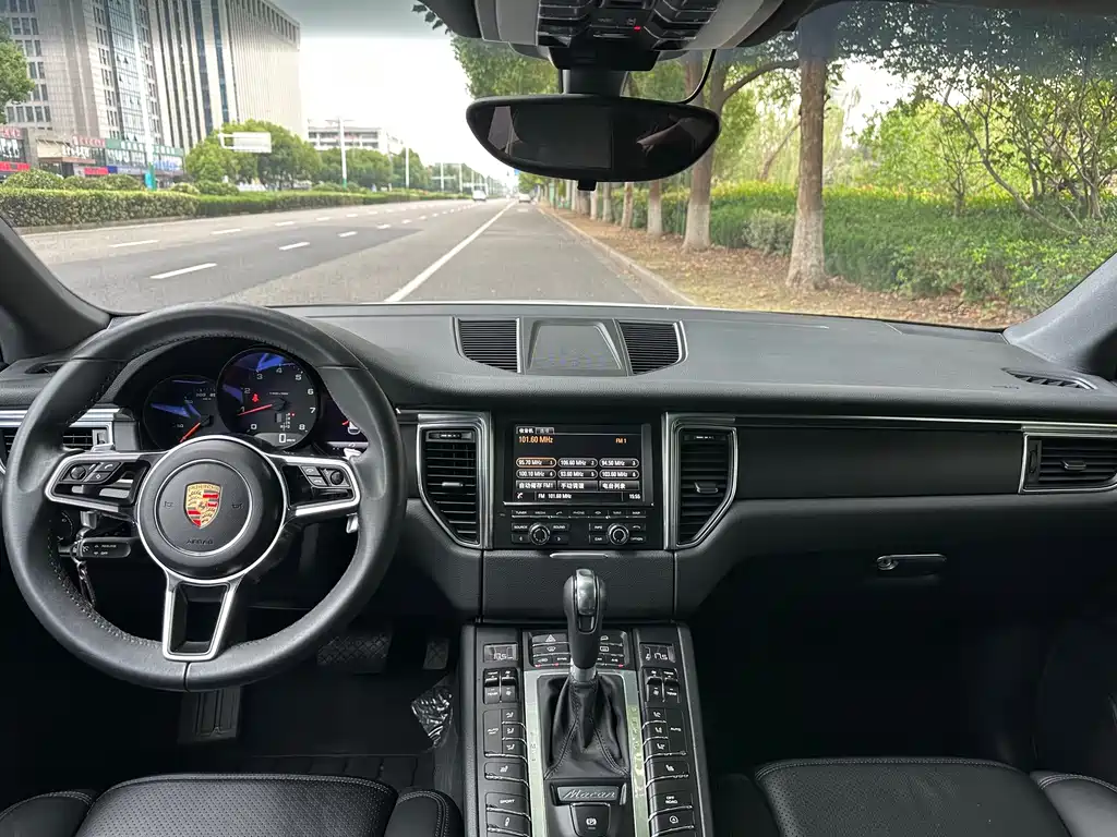 Porsche Macan — миниатюра 6