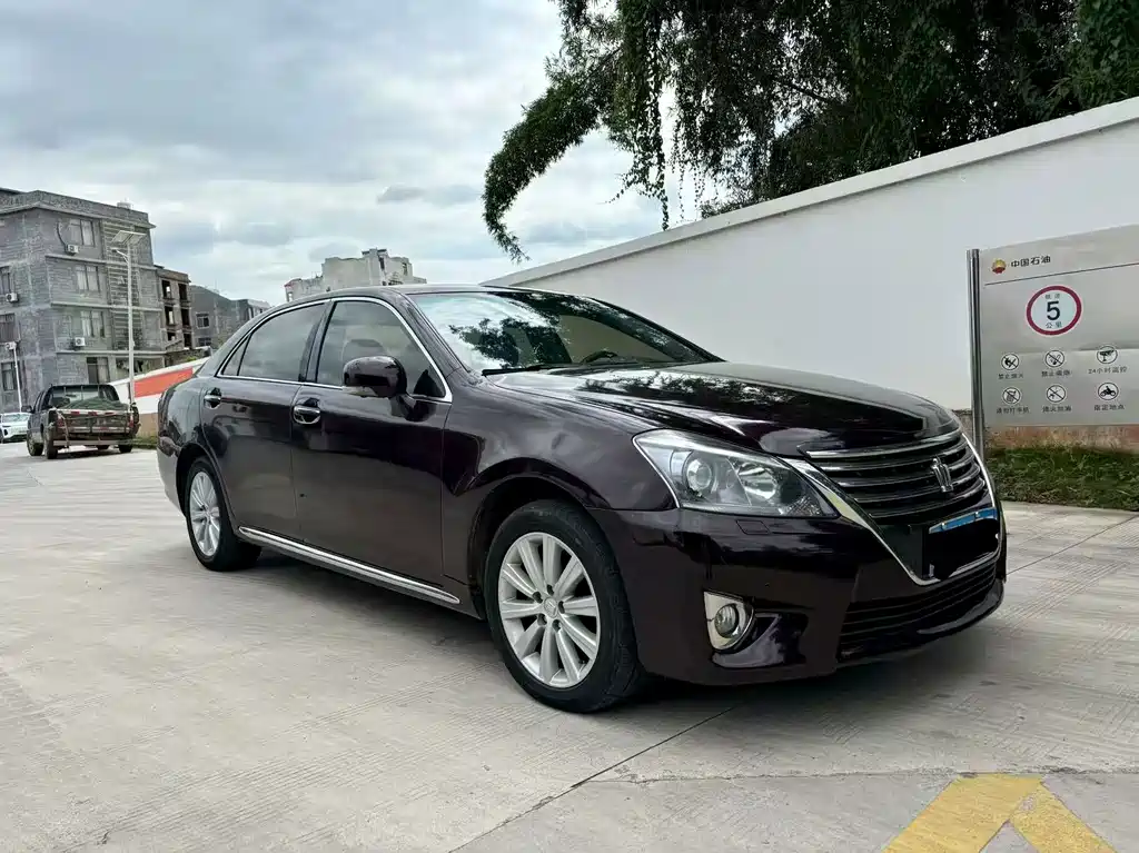 Toyota Crown — миниатюра 2