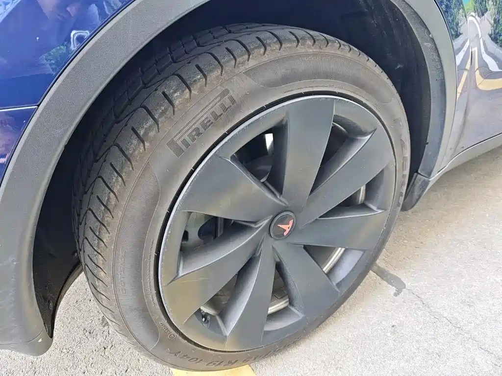 Tesla Model Y — миниатюра 8