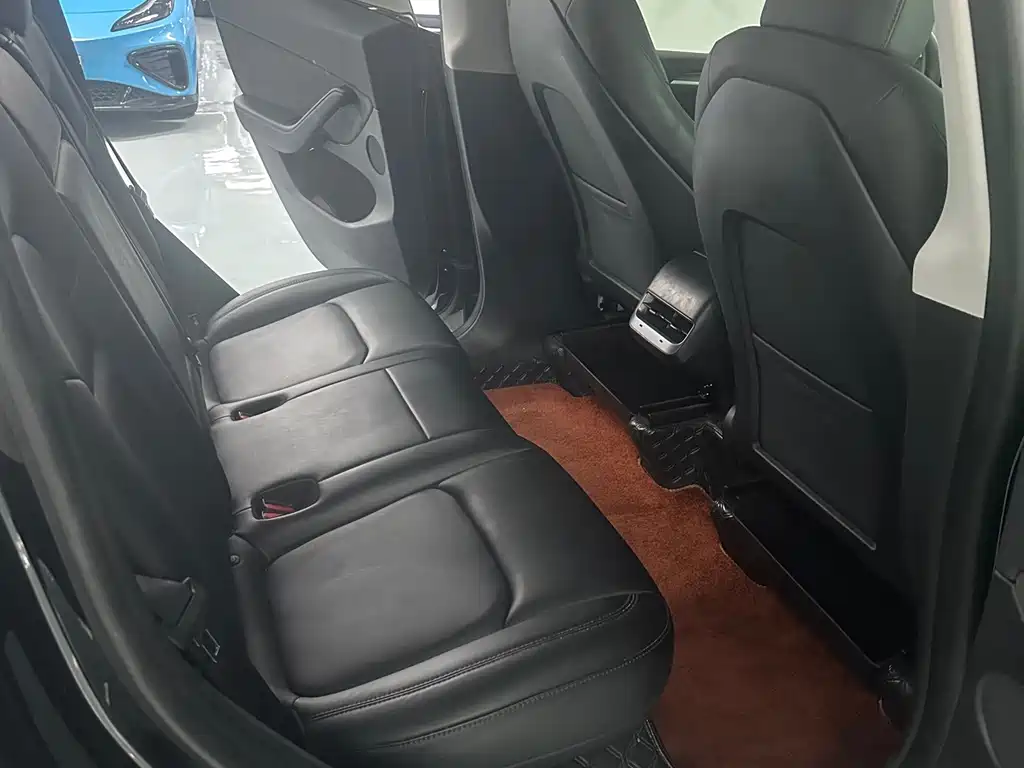 Tesla Model Y — миниатюра 12