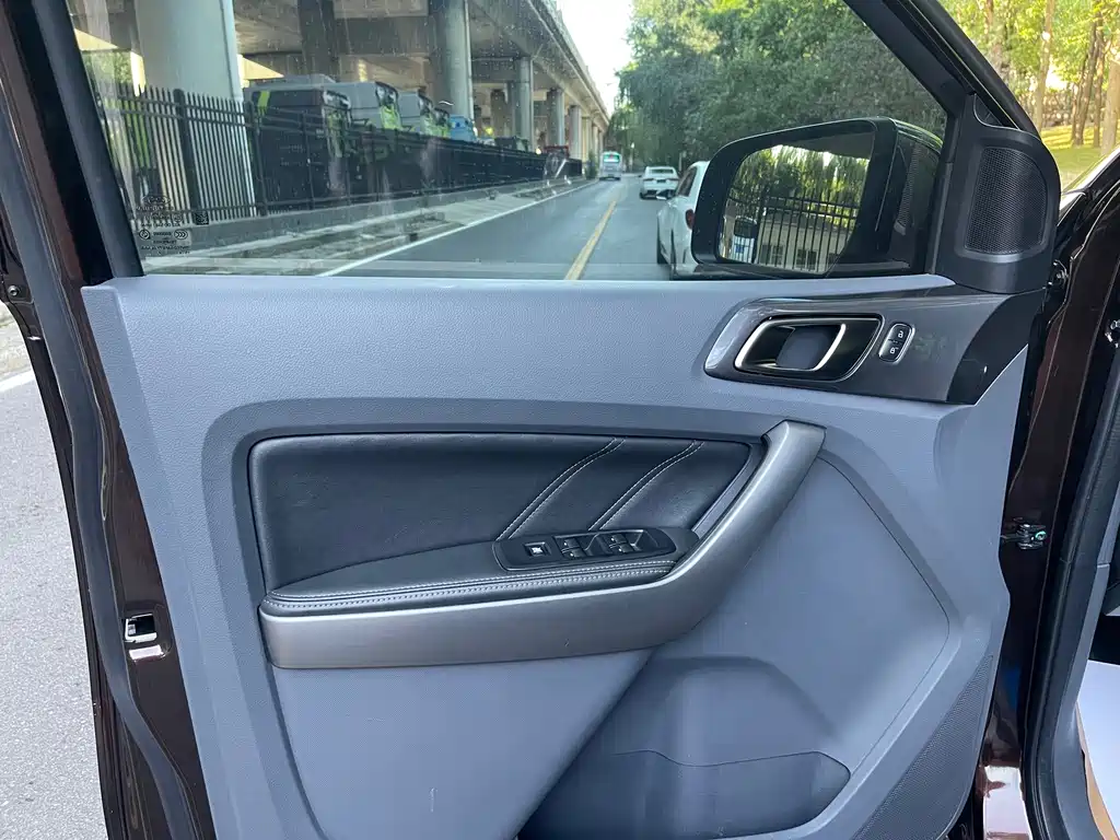 Ford Everest — миниатюра 5