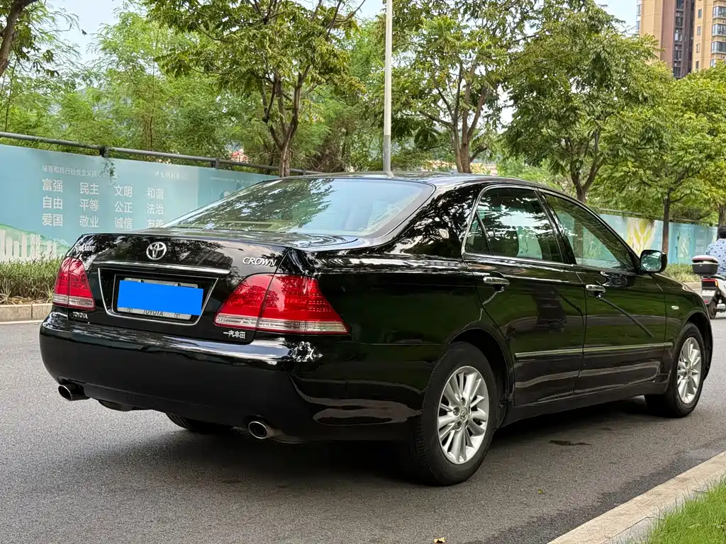 Toyota Crown — миниатюра 5