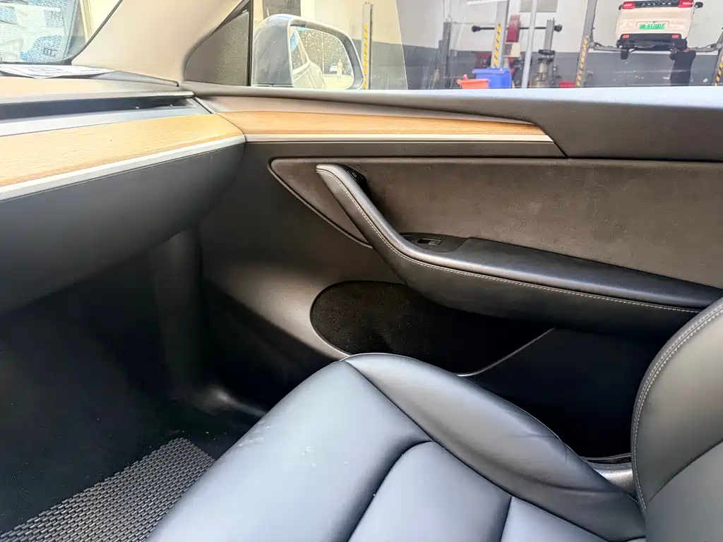 Tesla Model Y — миниатюра 20