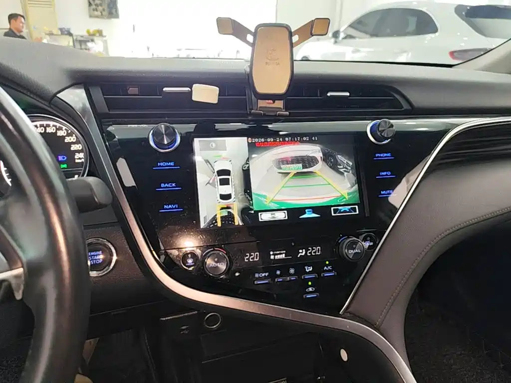 Toyota Camry — миниатюра 13