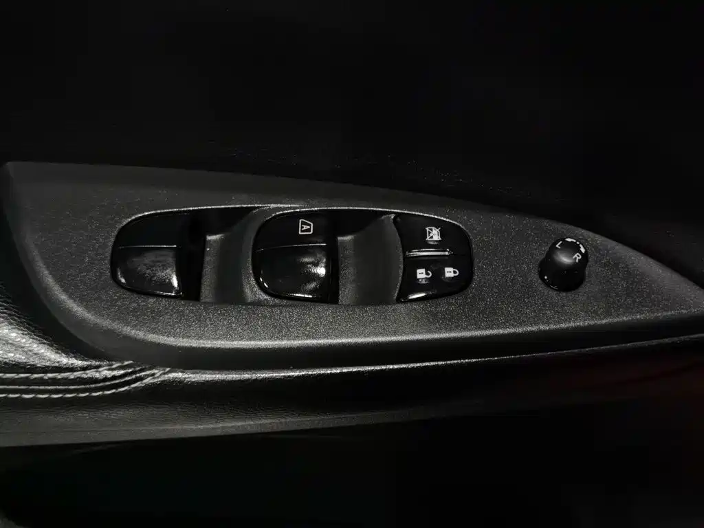 Nissan Tiida — миниатюра 9