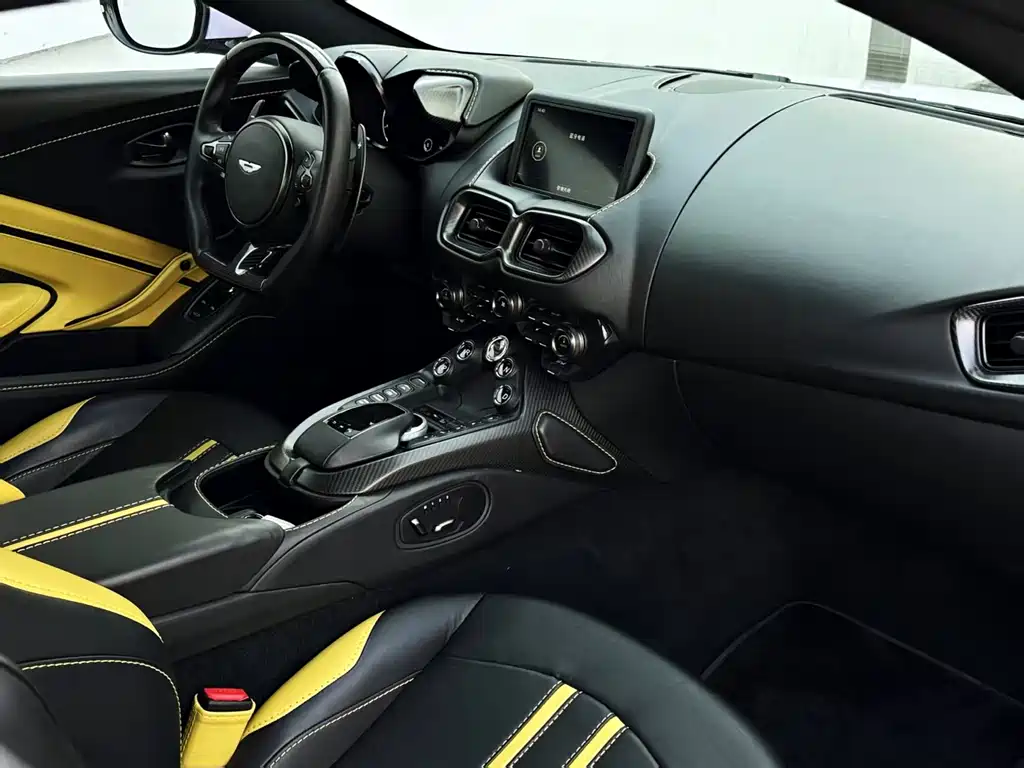 ASTON MARTIN V8 VANTAGE