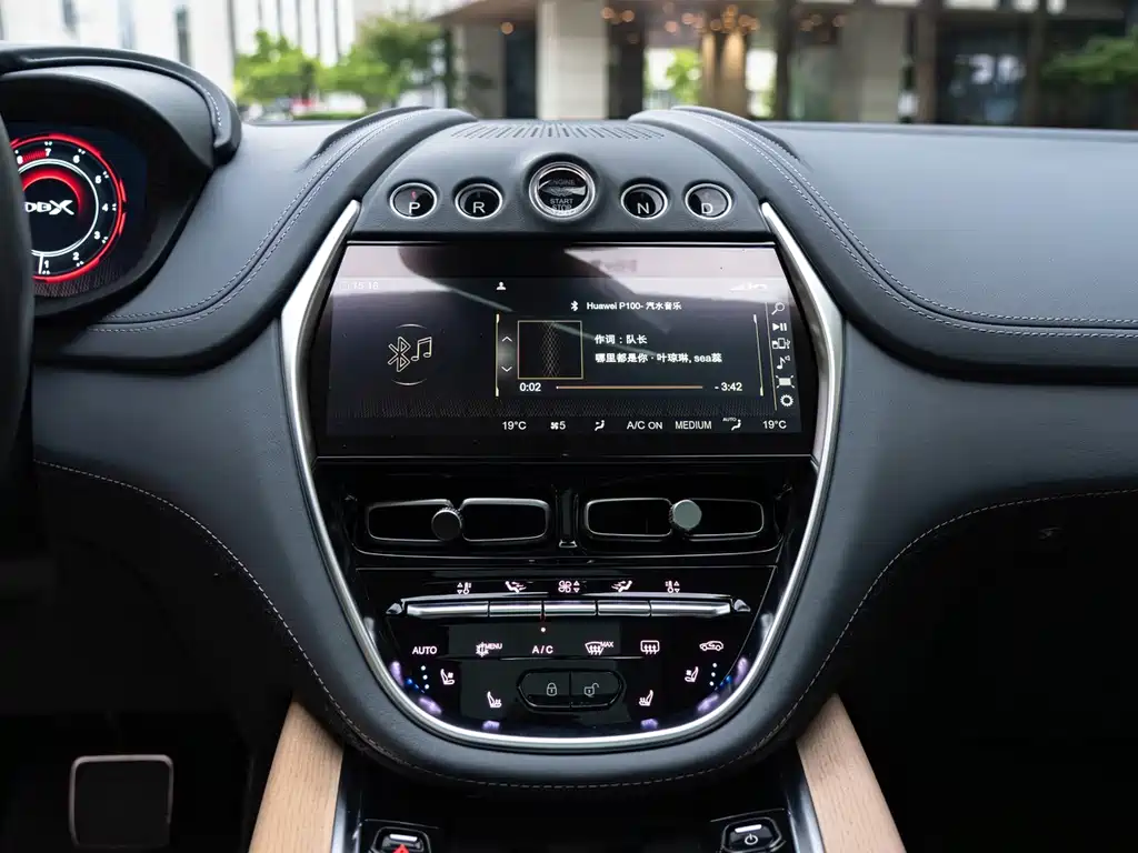 Aston Martin DBX — миниатюра 12
