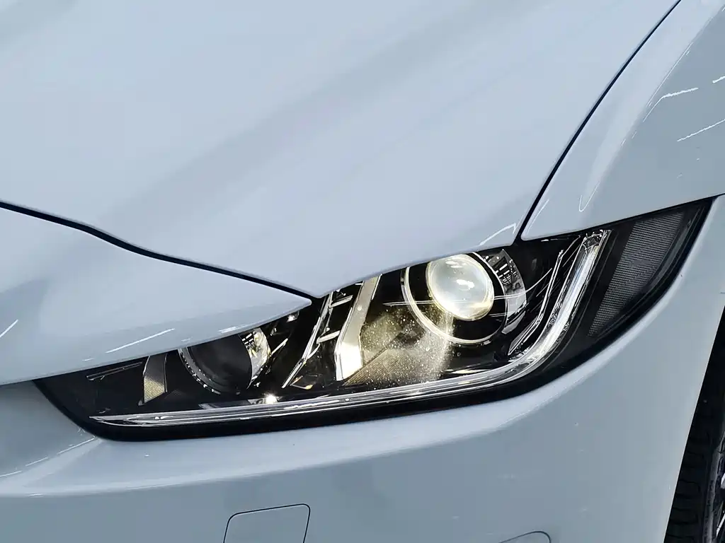 Jaguar XE — миниатюра 19