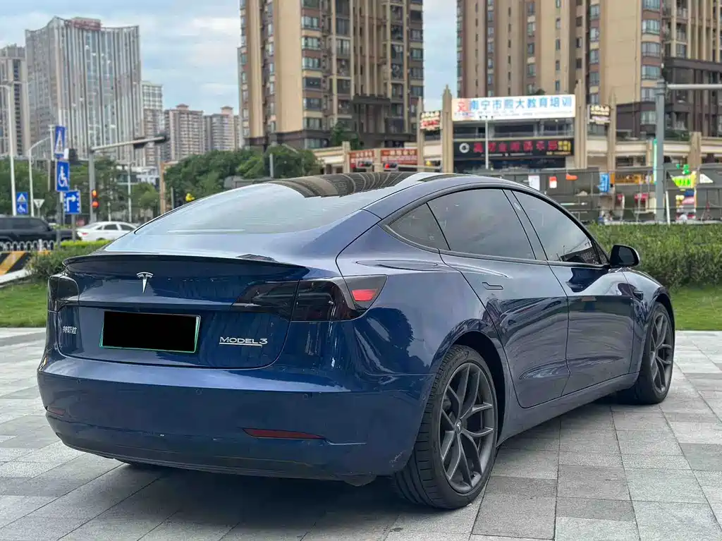 Tesla Model 3 — миниатюра 3