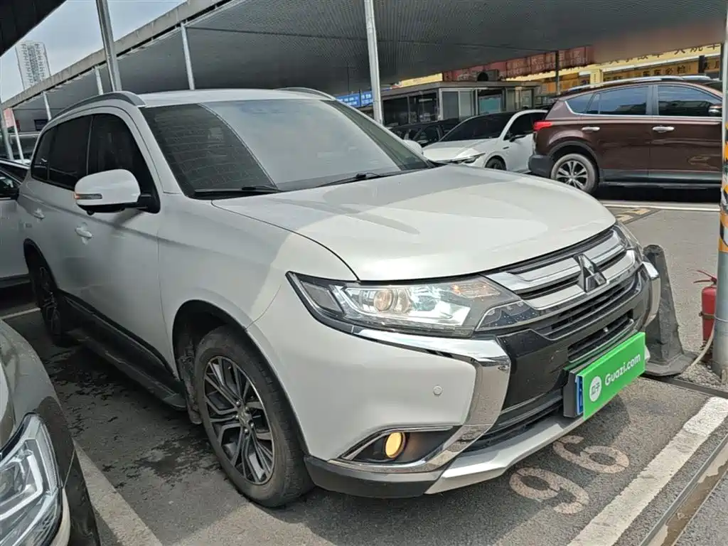 Mitsubishi Outlander 2018 2.0L 7 мест