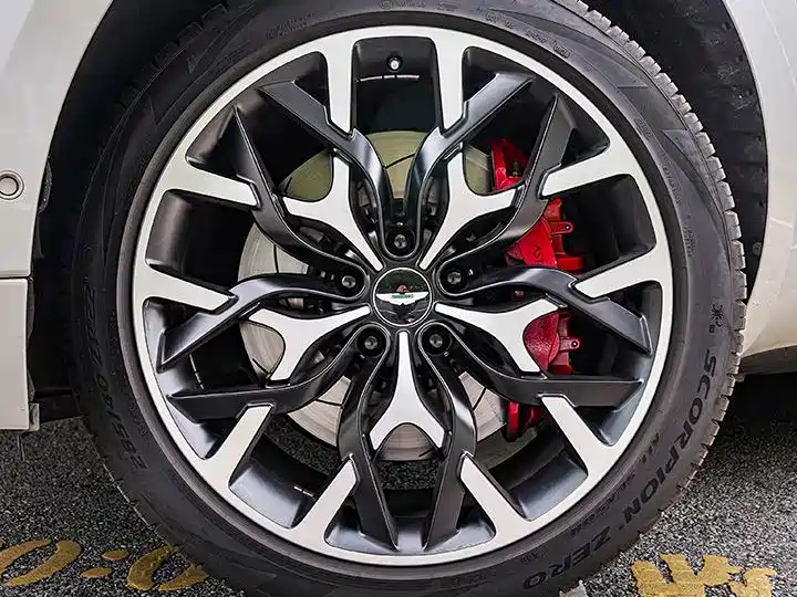 Aston Martin DBX 2020 4.0T V8 1913
