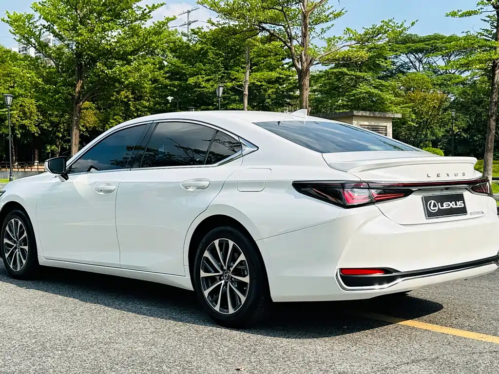 Lexus ES — миниатюра 7