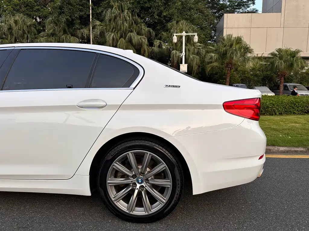 BMW 5 Series New Energy — миниатюра 27
