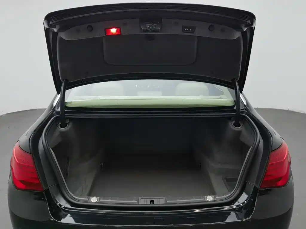 BMW 7 Series — миниатюра 16