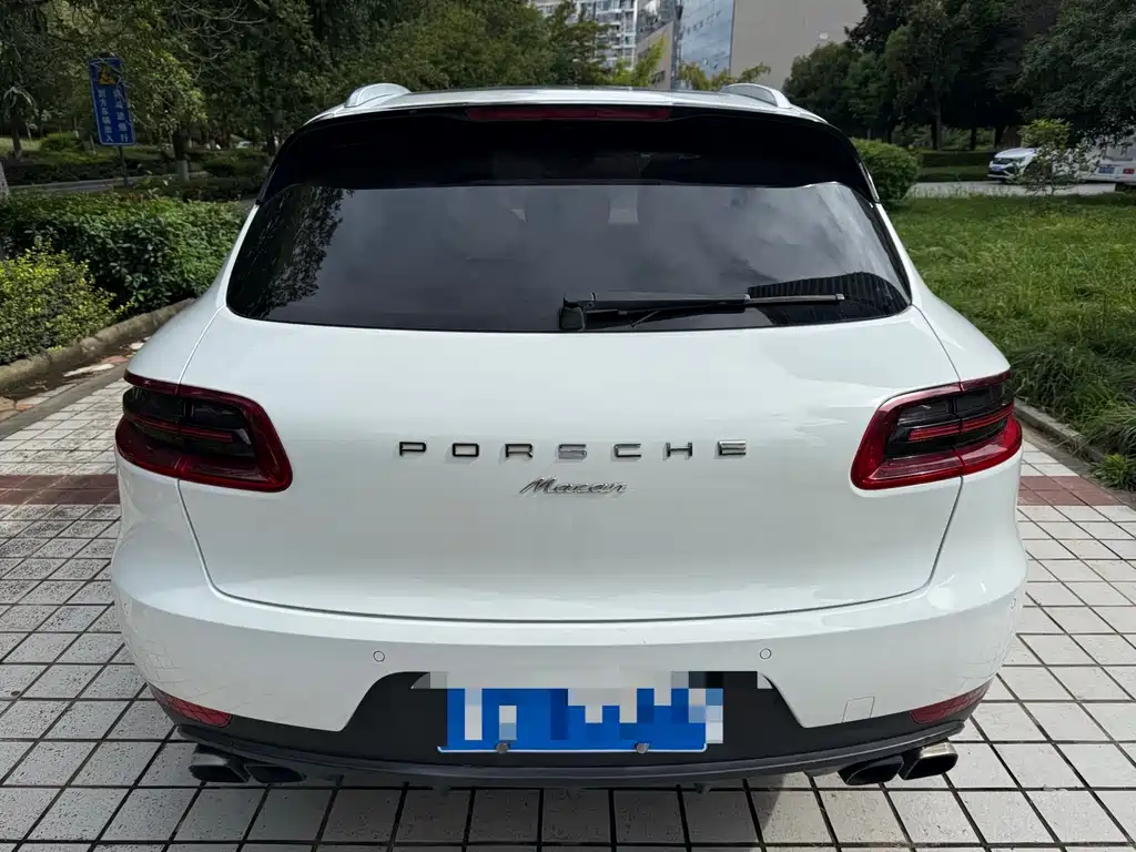 PORSCHE MACAN
