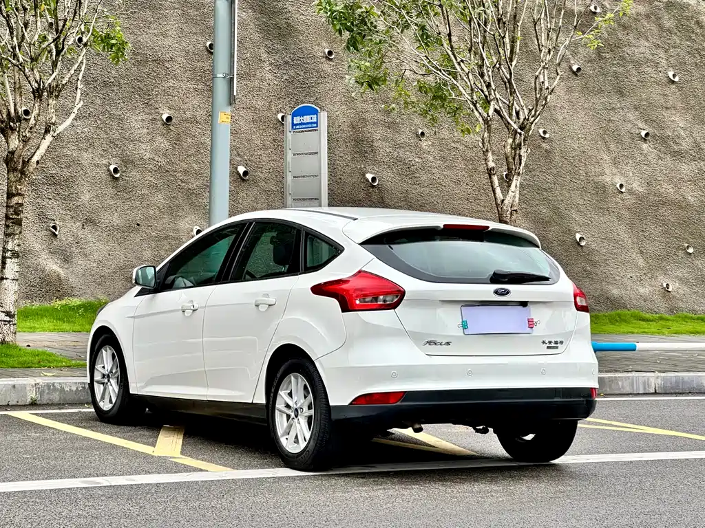 Ford Focus 2015 EcoBoost 125 AT