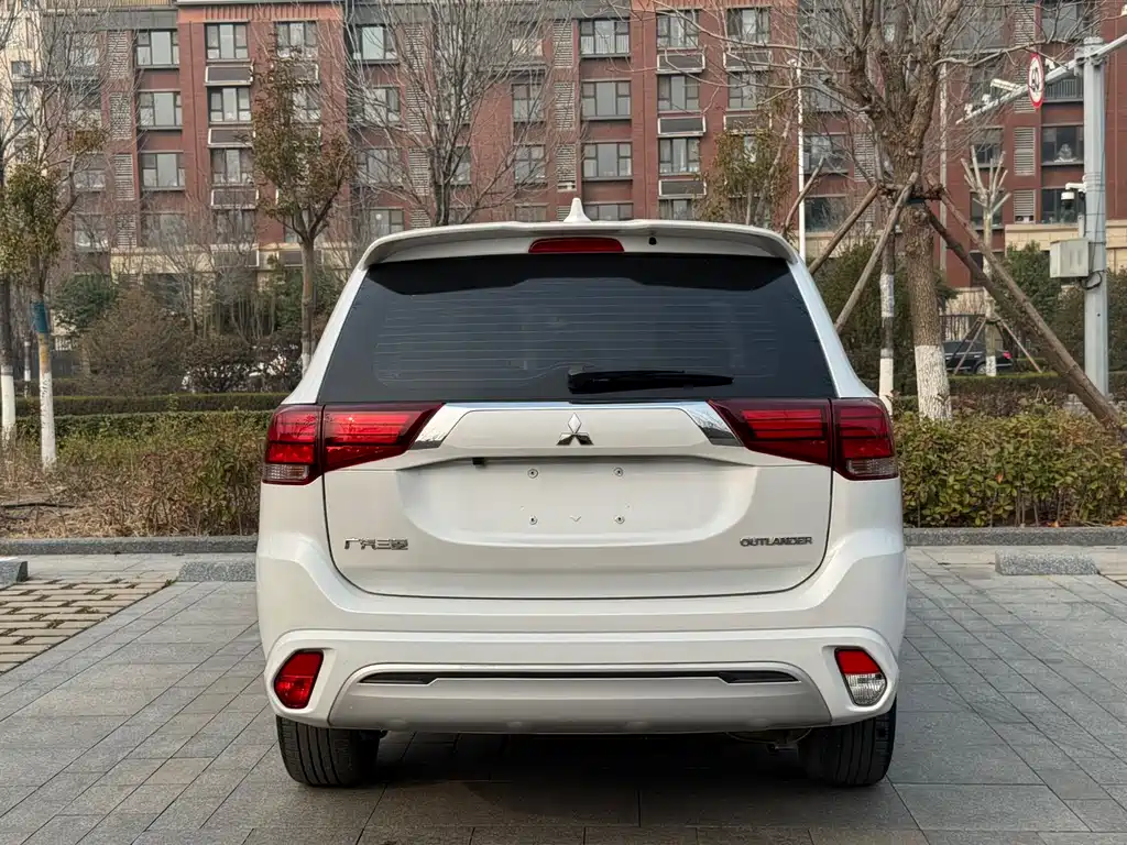 MITSUBISHI OUTLANDER
