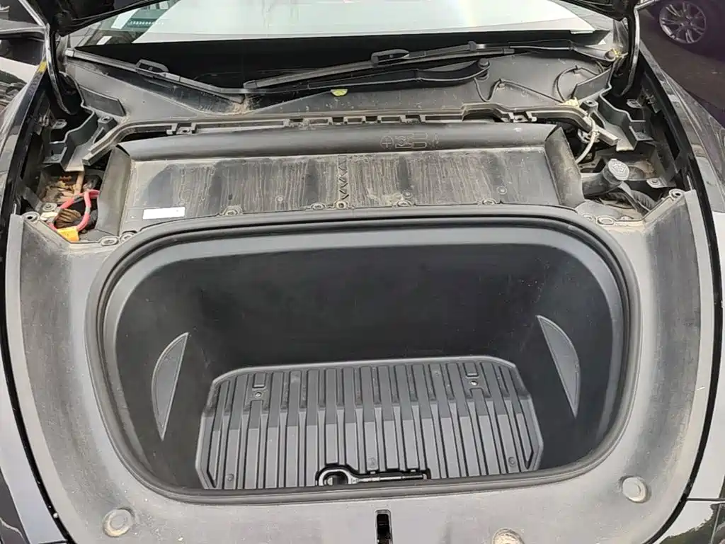 Tesla Model Y — миниатюра 20