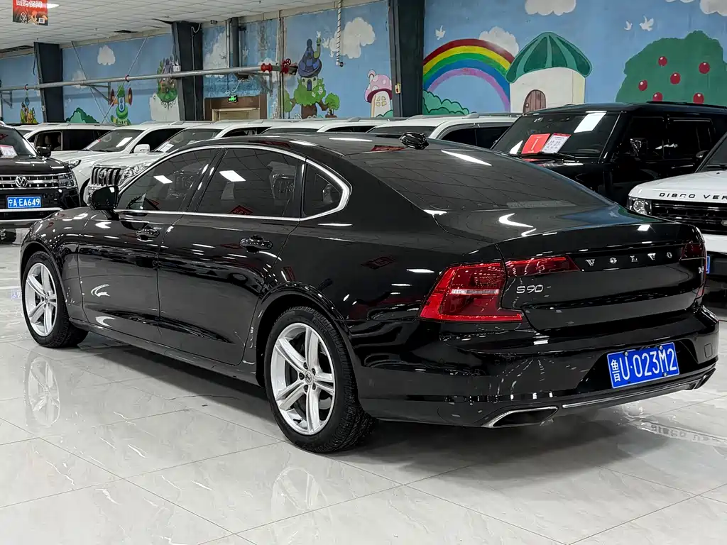 VOLVO S90