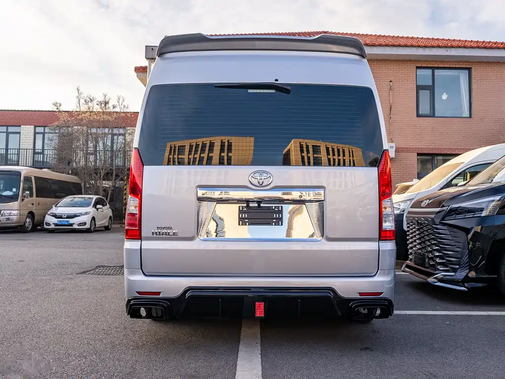 Toyota HiAce 2024 3.5L AT