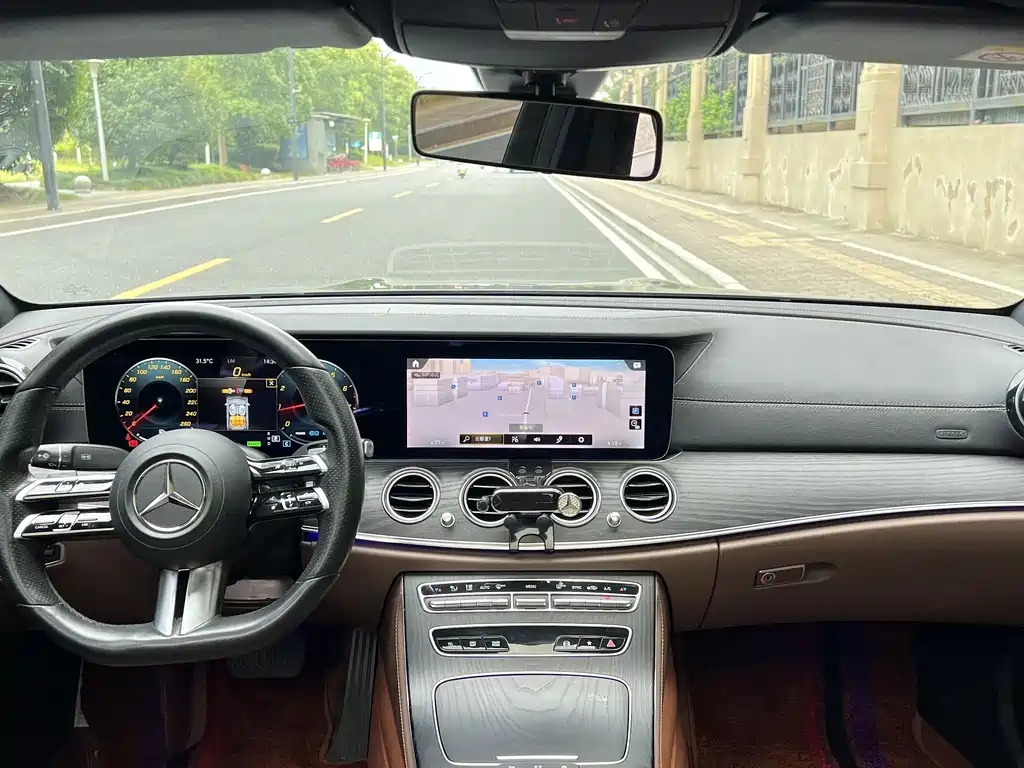 Mercedes-Benz E-Class — миниатюра 13