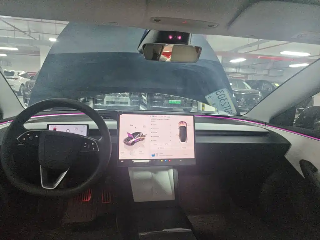 Tesla Model 3 — миниатюра 18