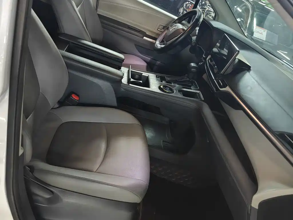 Toyota Granvia — миниатюра 6