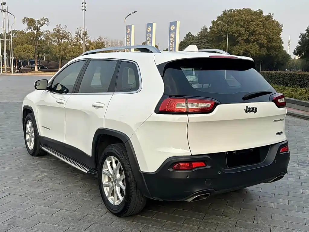 Jeep Cherokee (Import) — миниатюра 7