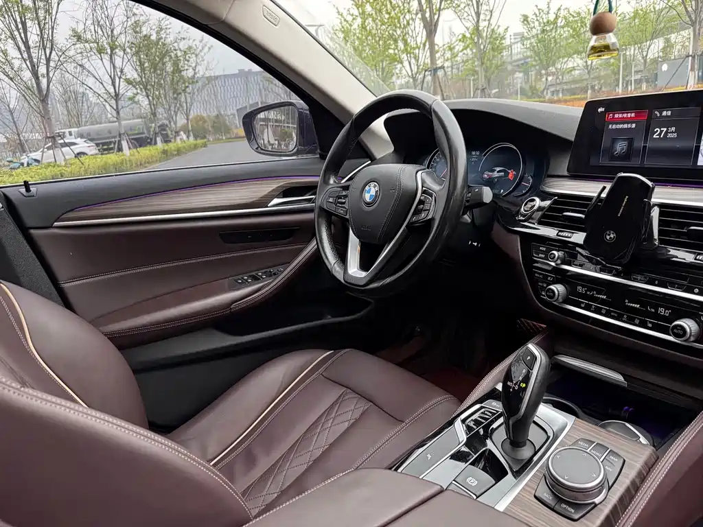 BMW 5 Series — миниатюра 11